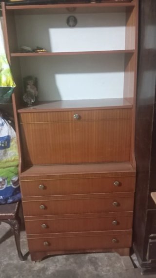 Mueble de madera marrón