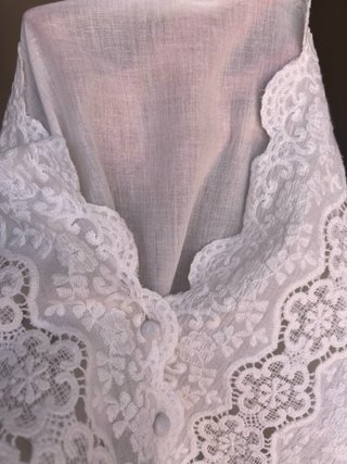 Blusa blanca con encaje