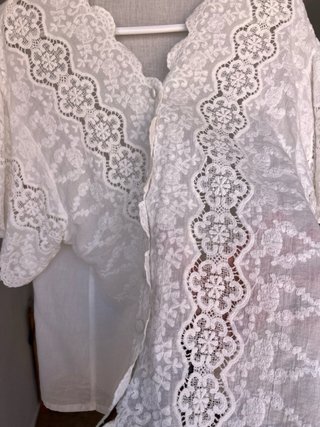 Blusa blanca con encaje