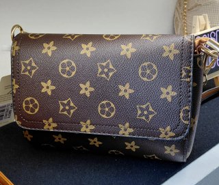 Bolso marrón con estampado dorado