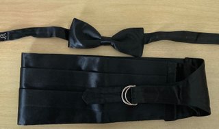 Pajarita y fajín negro