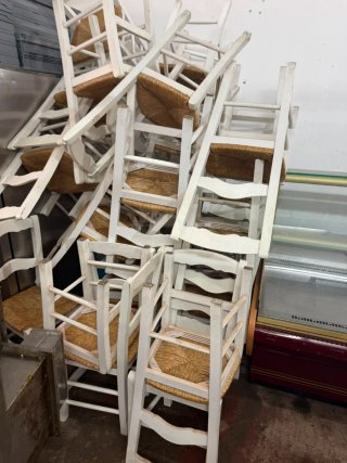 Sillas blancas de madera con asiento de paja
