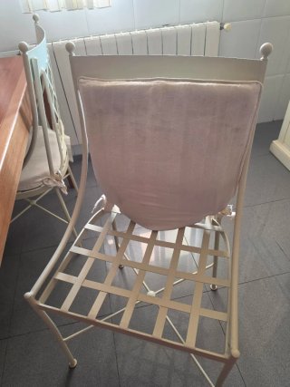 Sillas de forja blancas con cojín