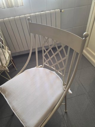 Sillas de forja blancas con cojín