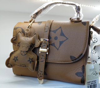 Bolso marrón con llavero y correa en el interior