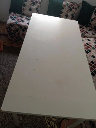 Mesa blanca rectangular