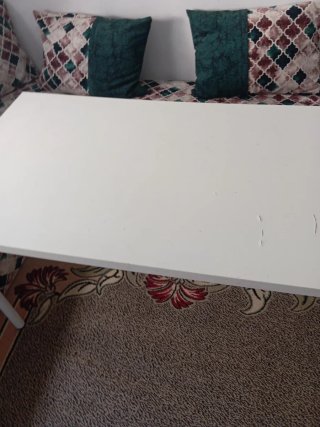 Mesa blanca rectangular