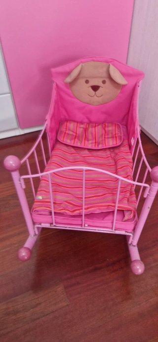 Cuna mecedora para muñecas rosa