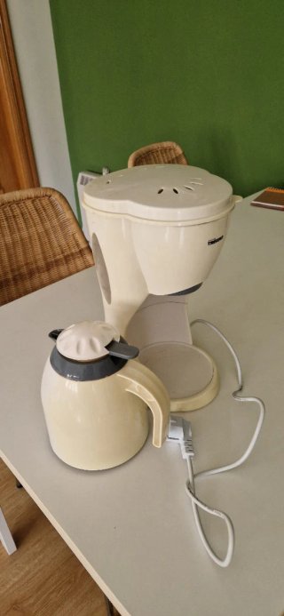 Cafetera de goteo blanca