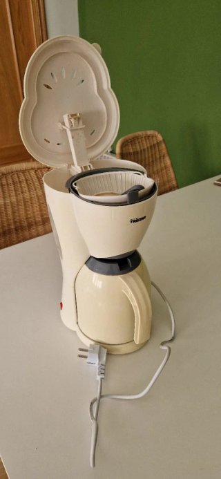 Cafetera de goteo blanca