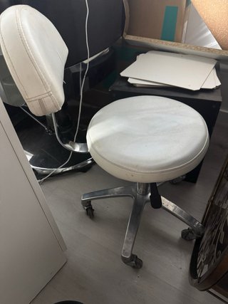 Taburete blanco con respaldo