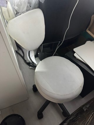 Taburete blanco con respaldo