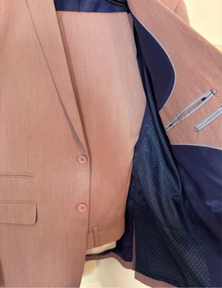 Traje de hombre rosa palo