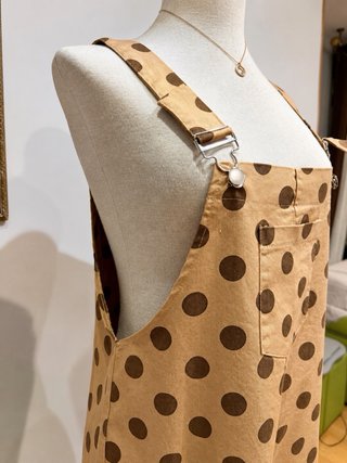 Peto de lunares beige y marrón