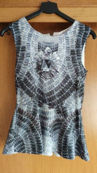 Vestido con pedrería y cremallera