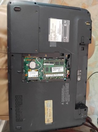 Portátil Toshiba i3 4GB RAM