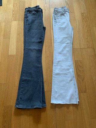Pantalones vaqueros acampanados grises y beige