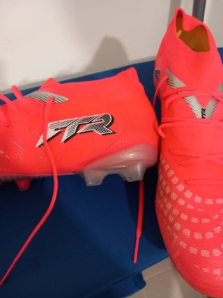 Scarpe da calcio rosse e argento