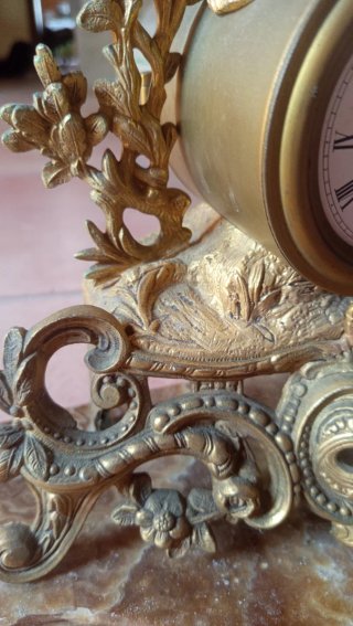 Reloj de sobremesa antiguo con más de 60 años