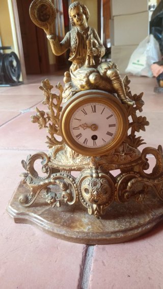 Reloj de sobremesa antiguo con más de 60 años