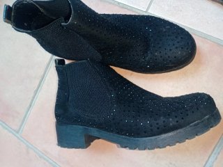 Stivaletti neri con brillantini