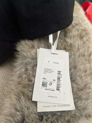 Gorra Tommy Hilfiger Negra Logo Dorado