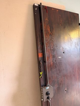 Puerta de entrada madera oscura