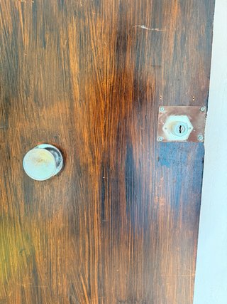 Puerta de entrada madera oscura