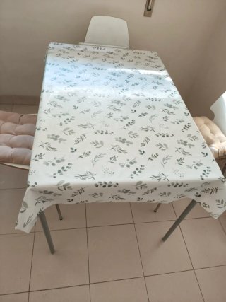 Mesa de comedor de cristal y metal con sillas.