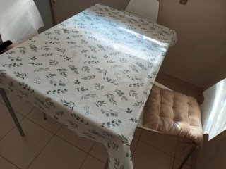 Mesa de comedor de cristal y metal con sillas.