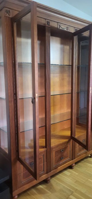 Vitrina de madera y cristal