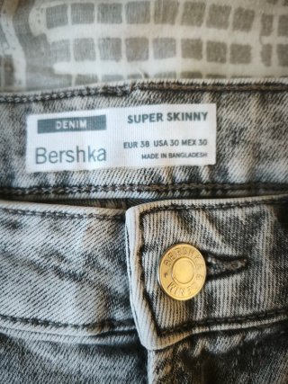 Vaqueros Bershka, Talla 38 Rotos Grises