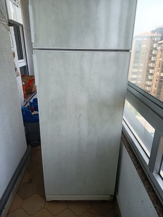 Nevera con congelador blanca