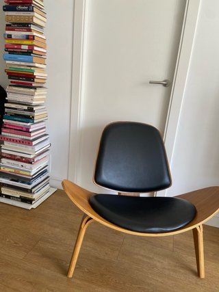 Silla o butaca de diseño de piel negra y madera