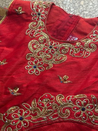 Abito indiano Lehenga rosso e beige