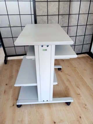 Mesa auxiliar gris claro con ruedas y 4 baldas