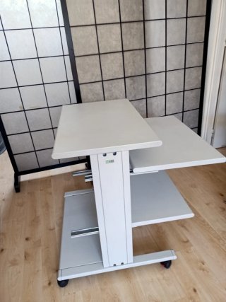 Mesa auxiliar gris claro con ruedas y 4 baldas