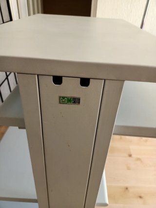 Mesa auxiliar gris claro con ruedas y 4 baldas