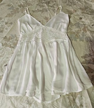 Blusa blanca con escote V y detalles crochet