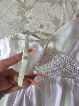 Blusa blanca con escote V y detalles crochet