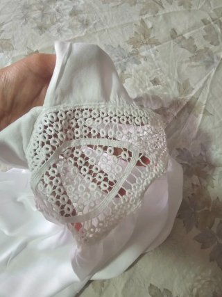 Blusa blanca con escote V y detalles crochet