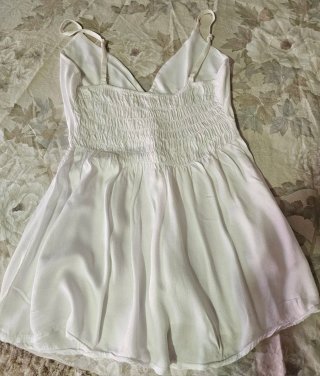 Blusa blanca con escote V y detalles crochet
