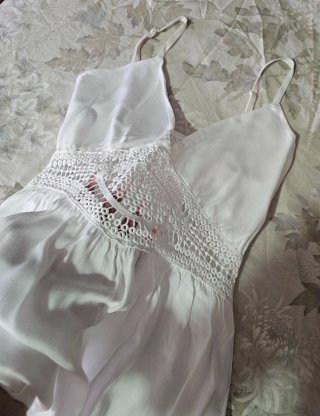 Blusa blanca con escote V y detalles crochet