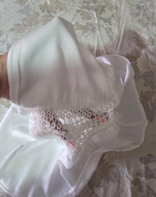 Blusa blanca con escote V y detalles crochet
