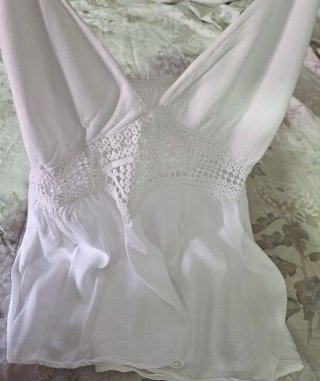 Blusa blanca con escote V y detalles crochet