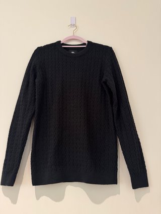 Jersey negro punto textura ondas cuello redondo