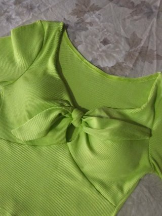 Top verde con nudo delantero