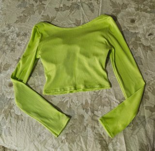 Top verde con nudo delantero