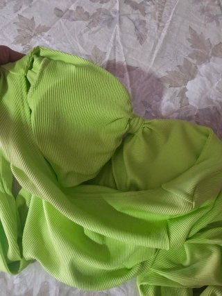 Top verde con nudo delantero
