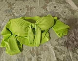 Top verde con nudo delantero